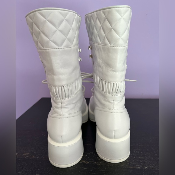 SOLD!!!Chanel white leather quilted combat 2021 collection lace up boots 35 - Picture 12 of 17